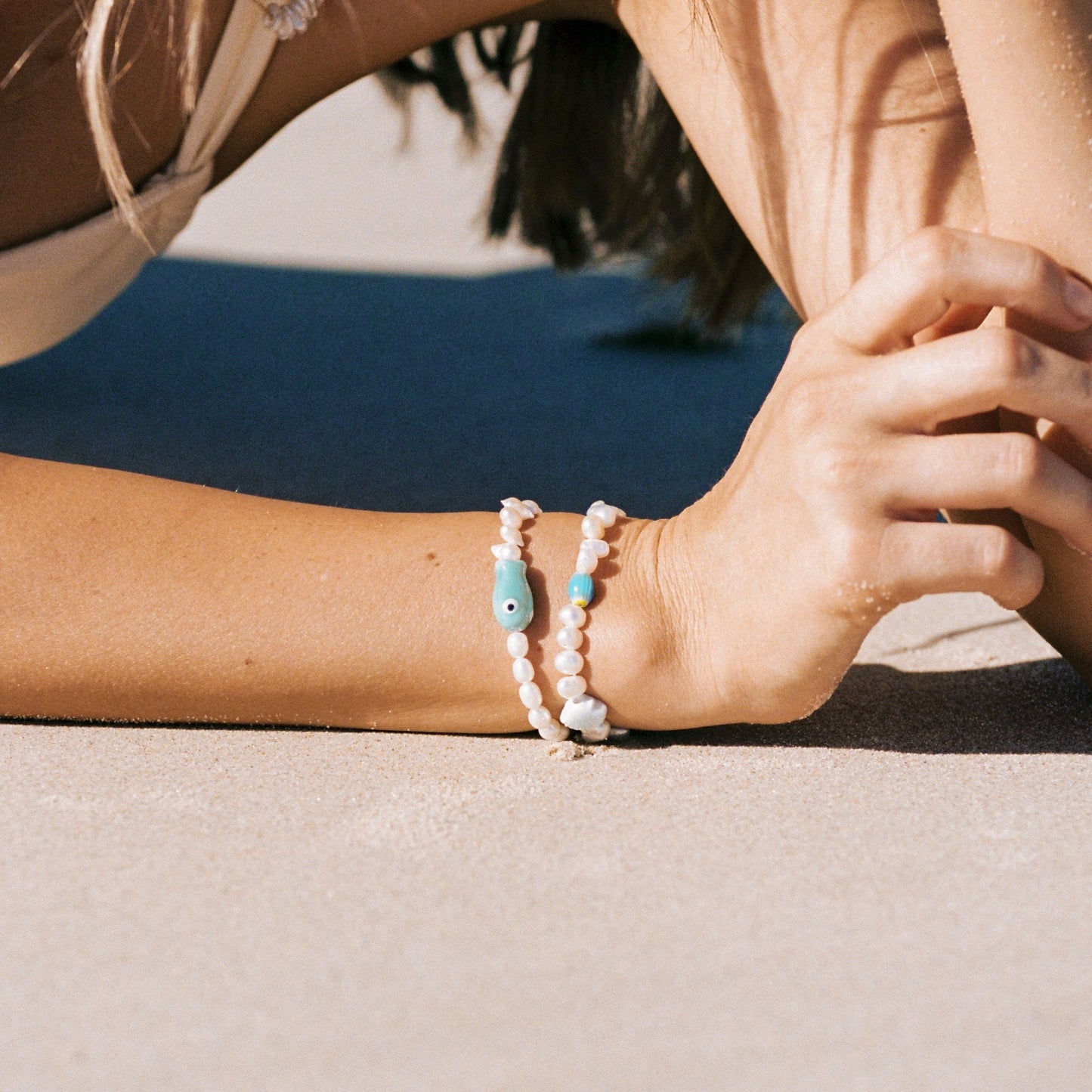 Damen Armband Gold mit Fischanhänger und Süßwasserperlen verstellbar wasserfest hypoallergen