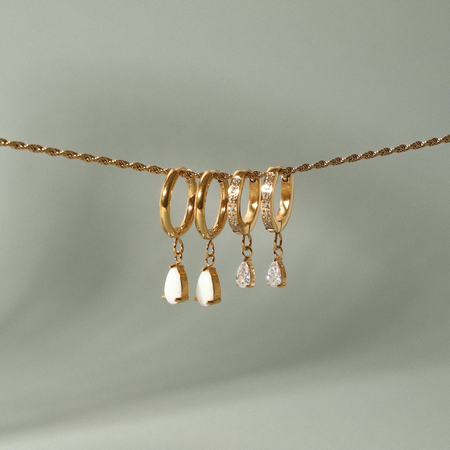 Damen Huggie Creolen gold Zirkonia Tropfen Edelstahl wasserfest