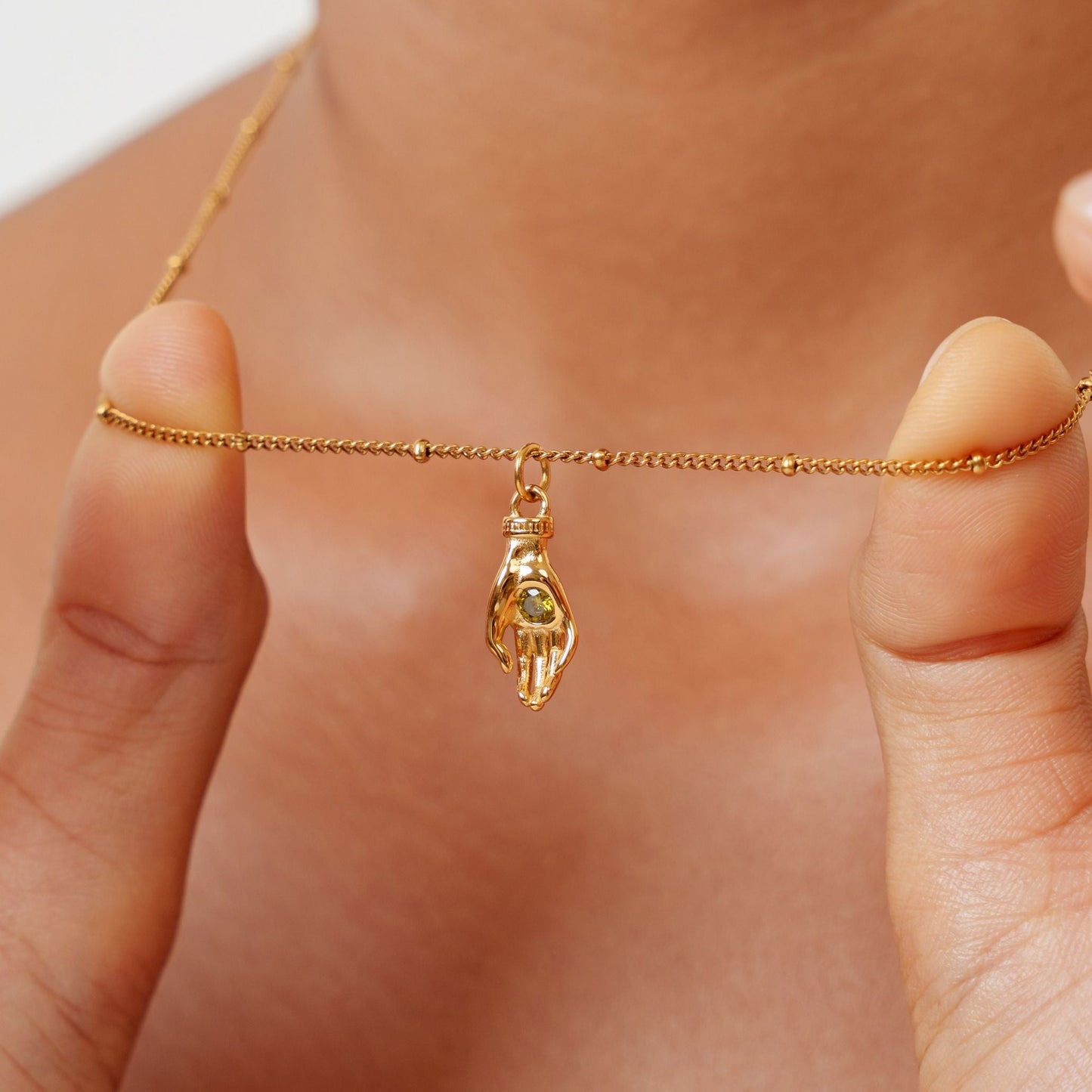 Damen Schutz Hand Halskette Gold mit grünem Zirkon wasserfest