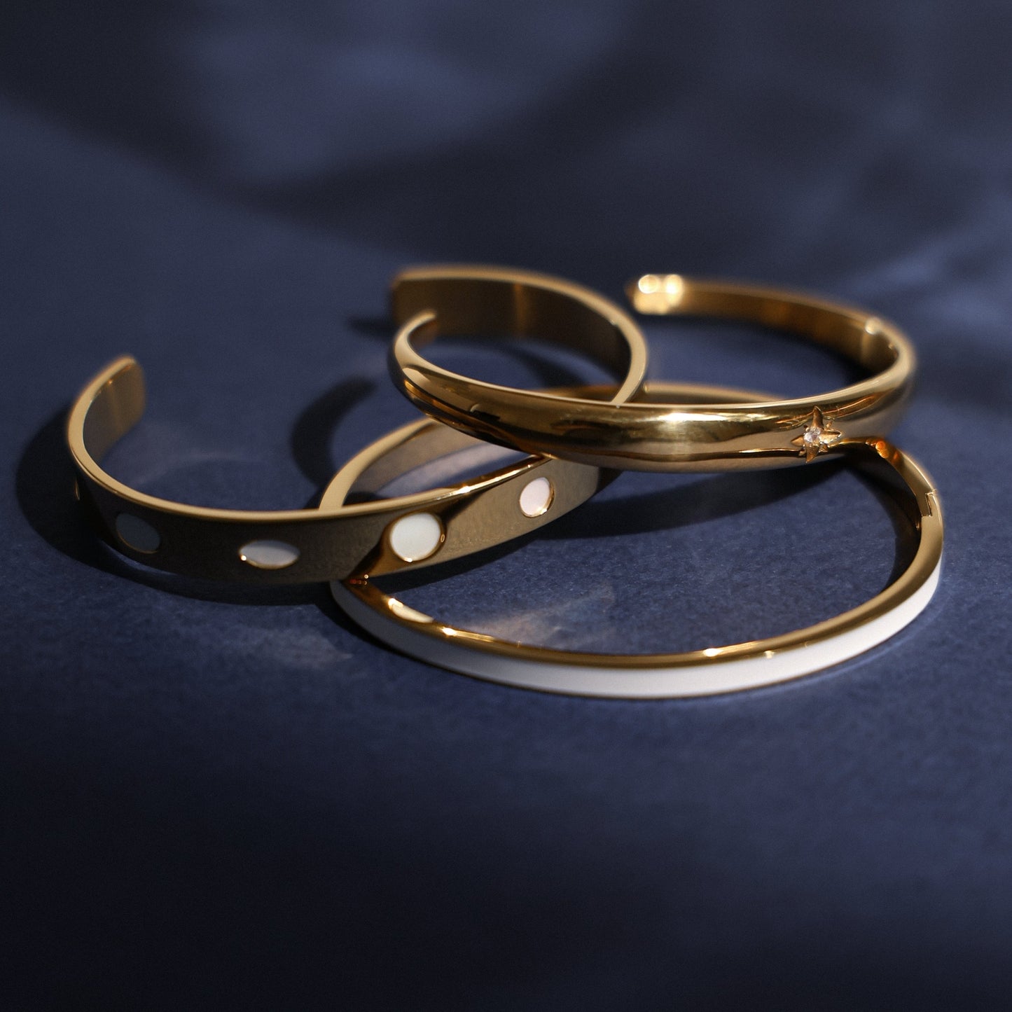 Damen Armreif Gold mit weißer Emaille wasserfest hypoallergen Edelstahl Bangle