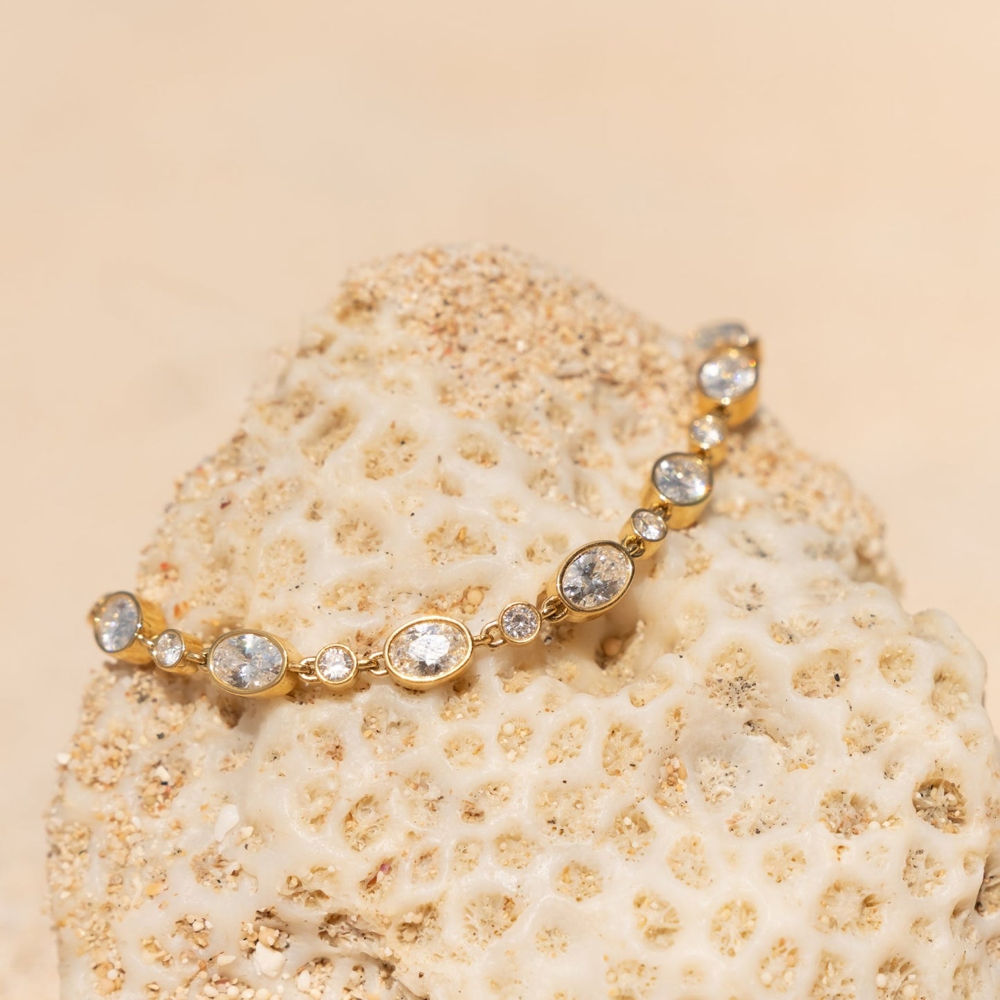 Damen Armband Gold mit Zirkonsteinen verstellbar wasserfest hypoallergen Station Chain