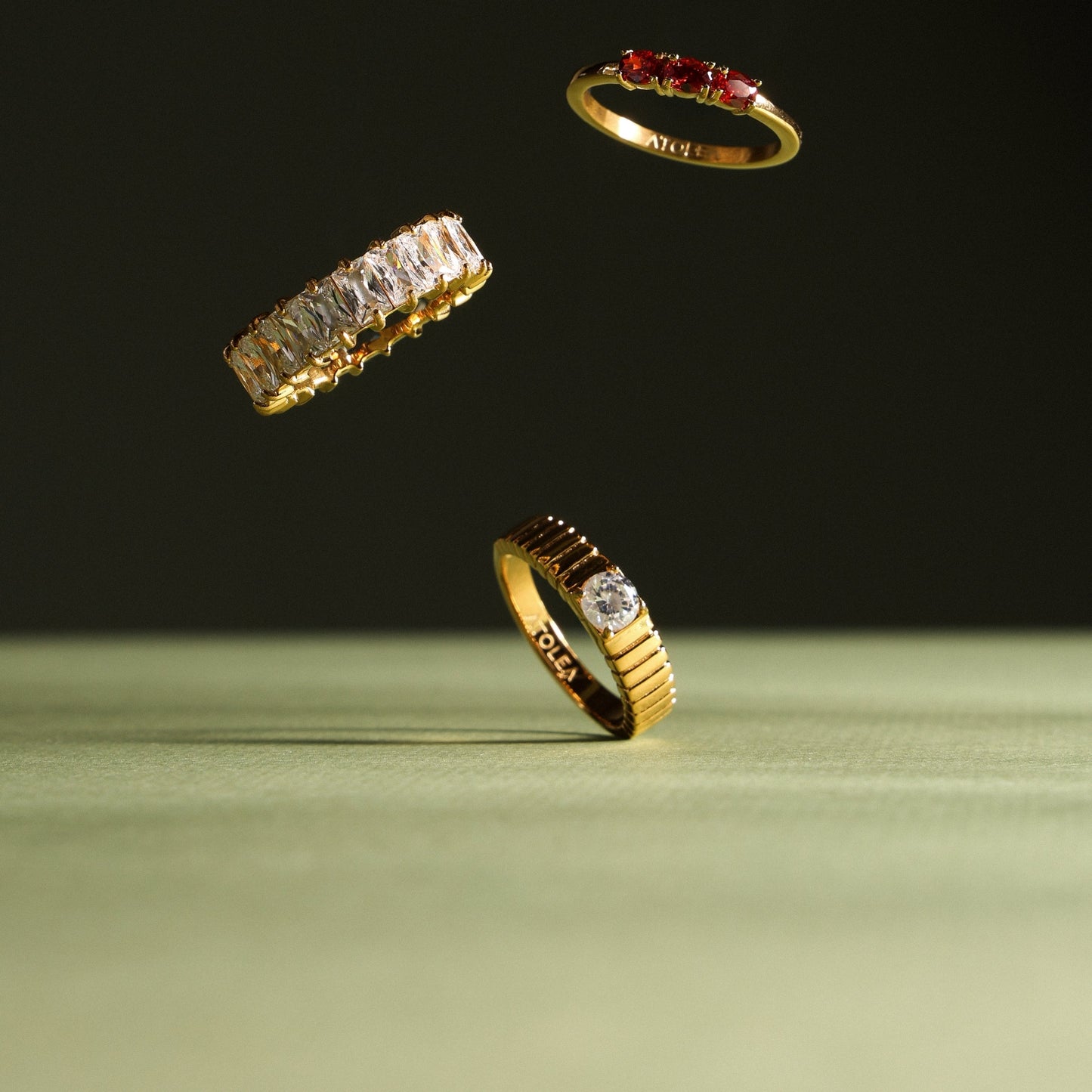Damen Statement Ring Gold mit weißem Zirkon, breiter Edelstahl Ring 5 mm, wasserfest, hypoallergen
