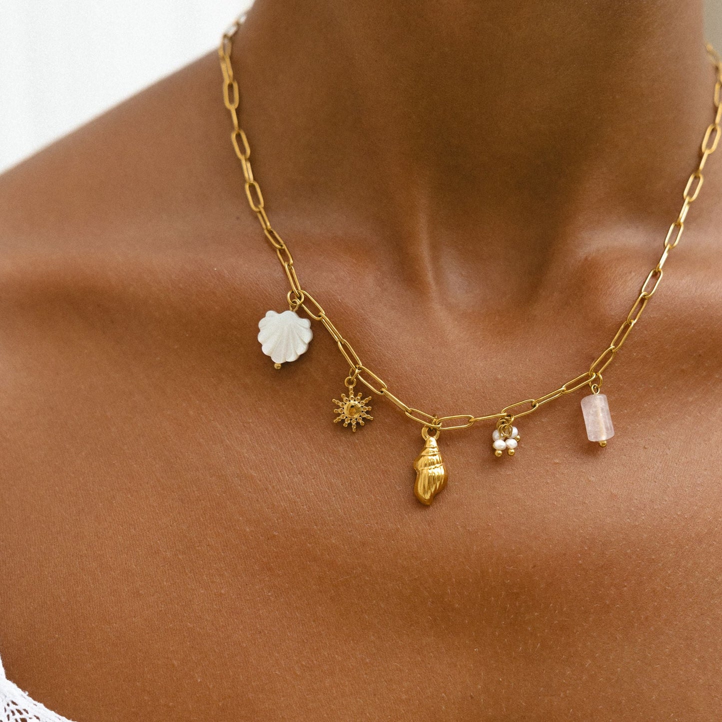 Damen Charm Halskette Gold mit Muschel Sonne Süßwasserperlen und Naturstein