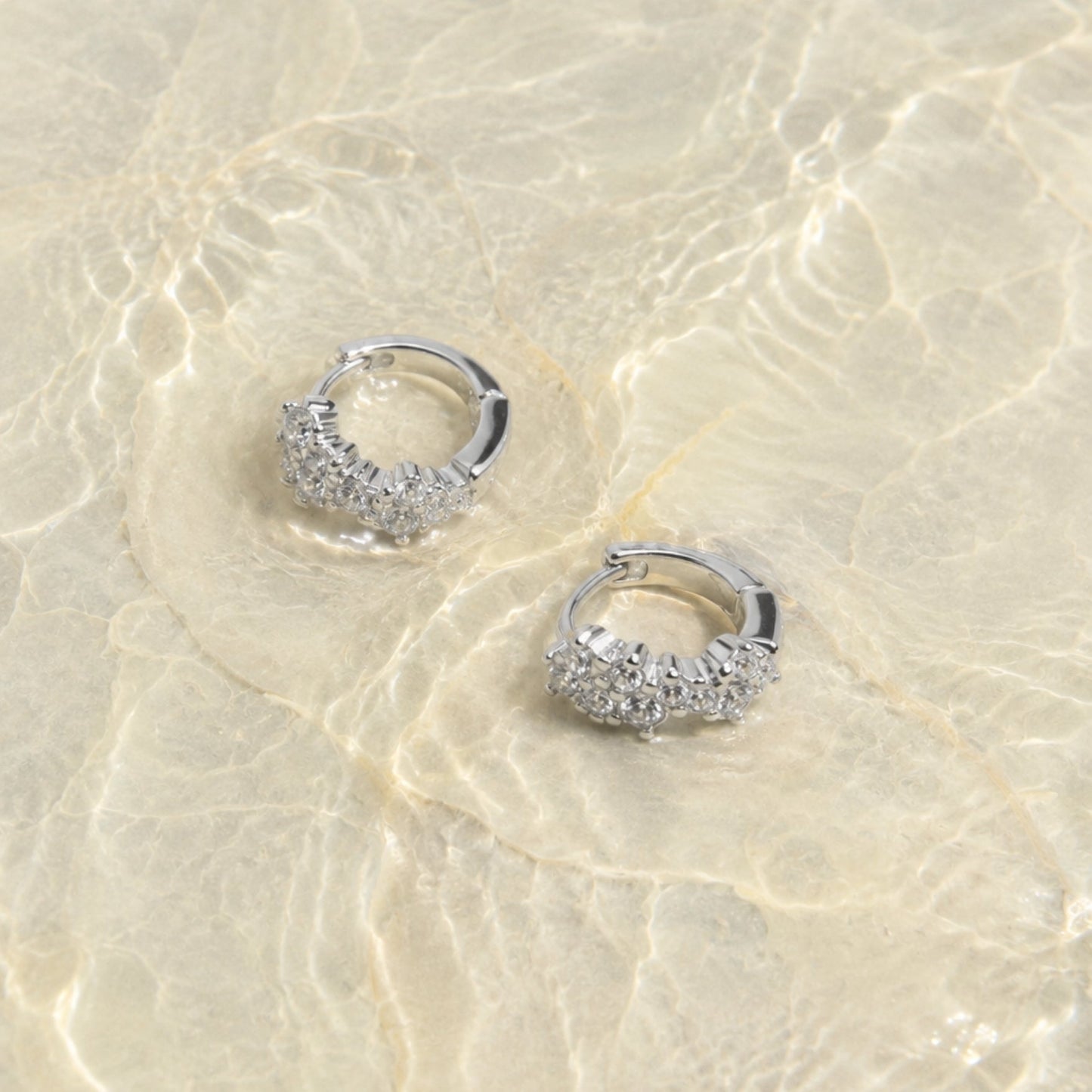 Damen Huggie Creolen Gold Zirkonia wasserdicht hypoallergen kompakt