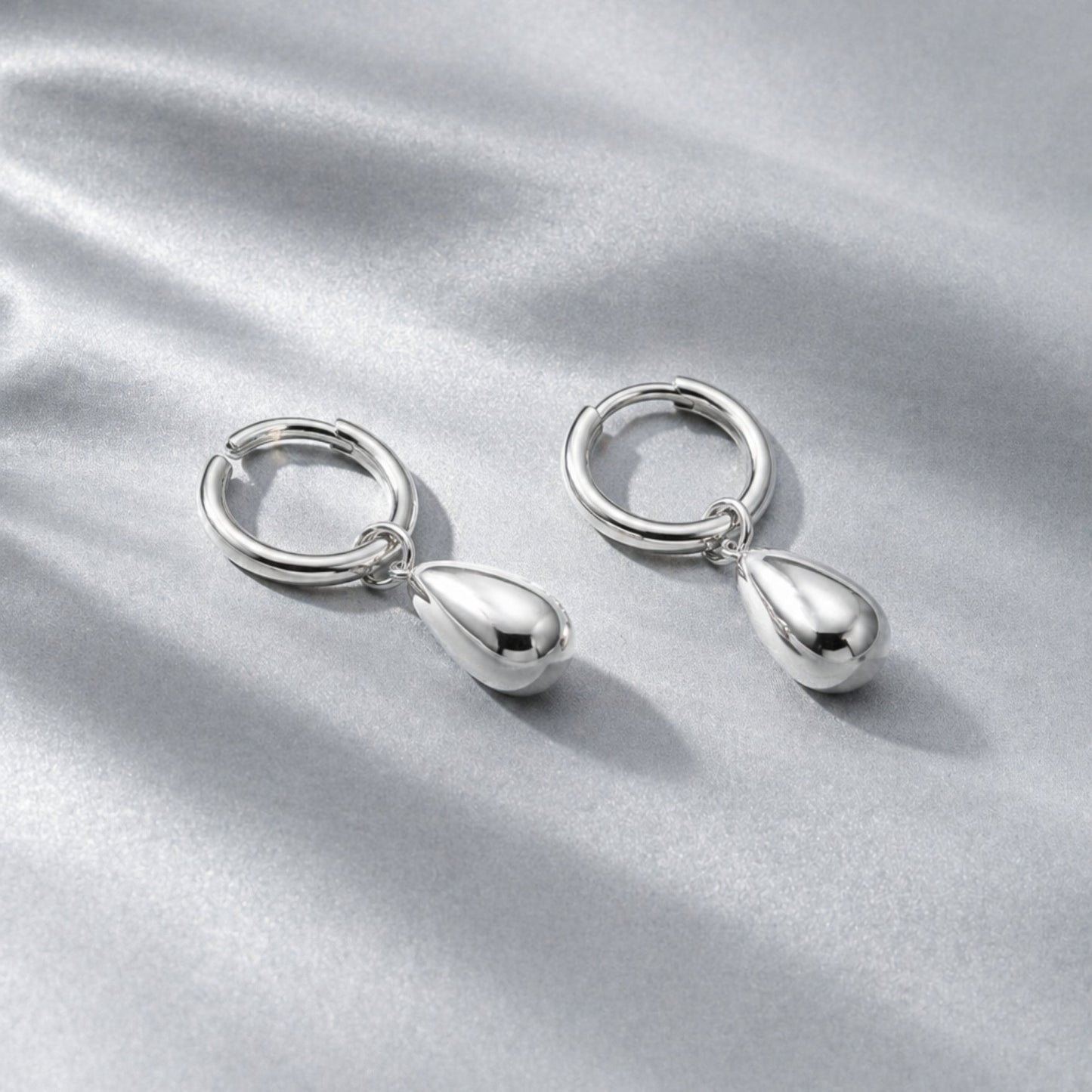 Damen Creolen Gold Tropfenform skulptural wasserdicht hypoallergen