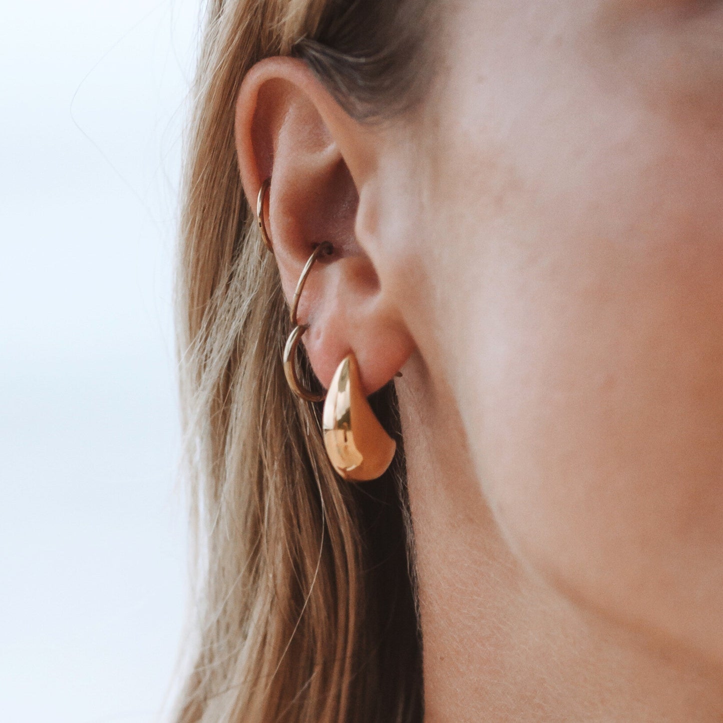Damen Creolen Gold Tropfenform wasserdicht hypoallergen elegant