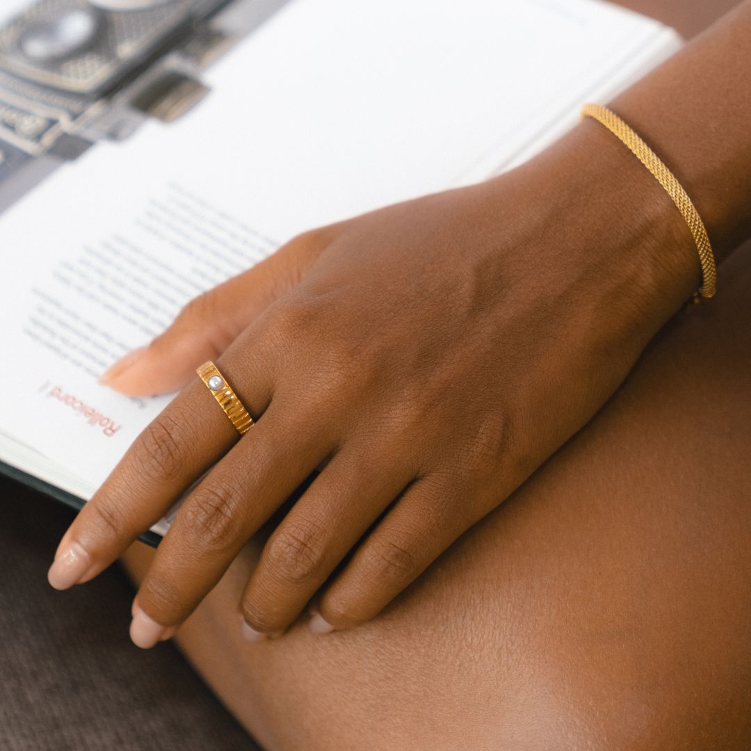 Damen Ring Gold mit Muschelperle, gerilltes Design, wasserfest, hypoallergen