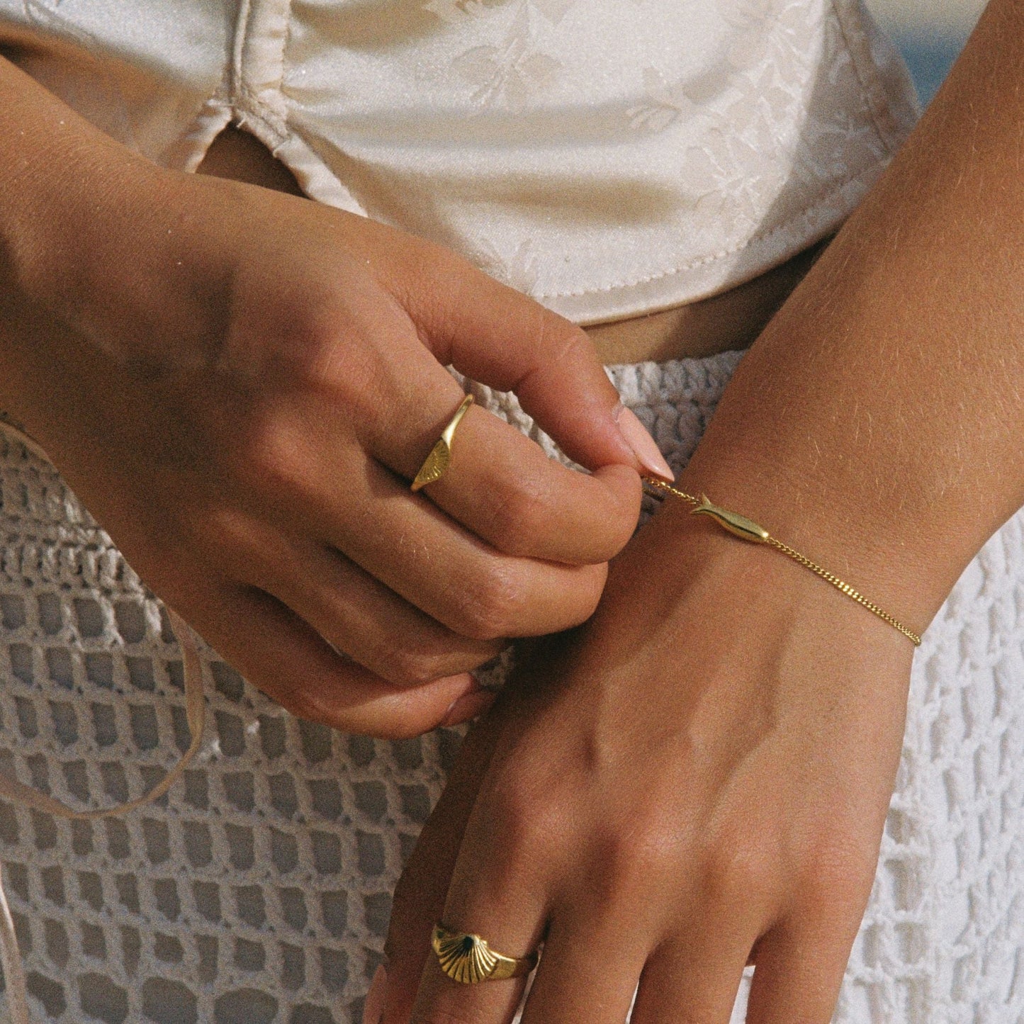 Damen Armband Gold mit Fischanhänger verstellbar wasserfest hypoallergen Edelstahl