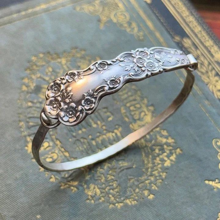 PetalCharm – Oldtimer Armband Aus Silber Mit Blumengravur