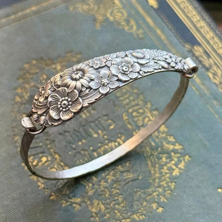 PetalCharm – Oldtimer Armband Aus Silber Mit Blumengravur