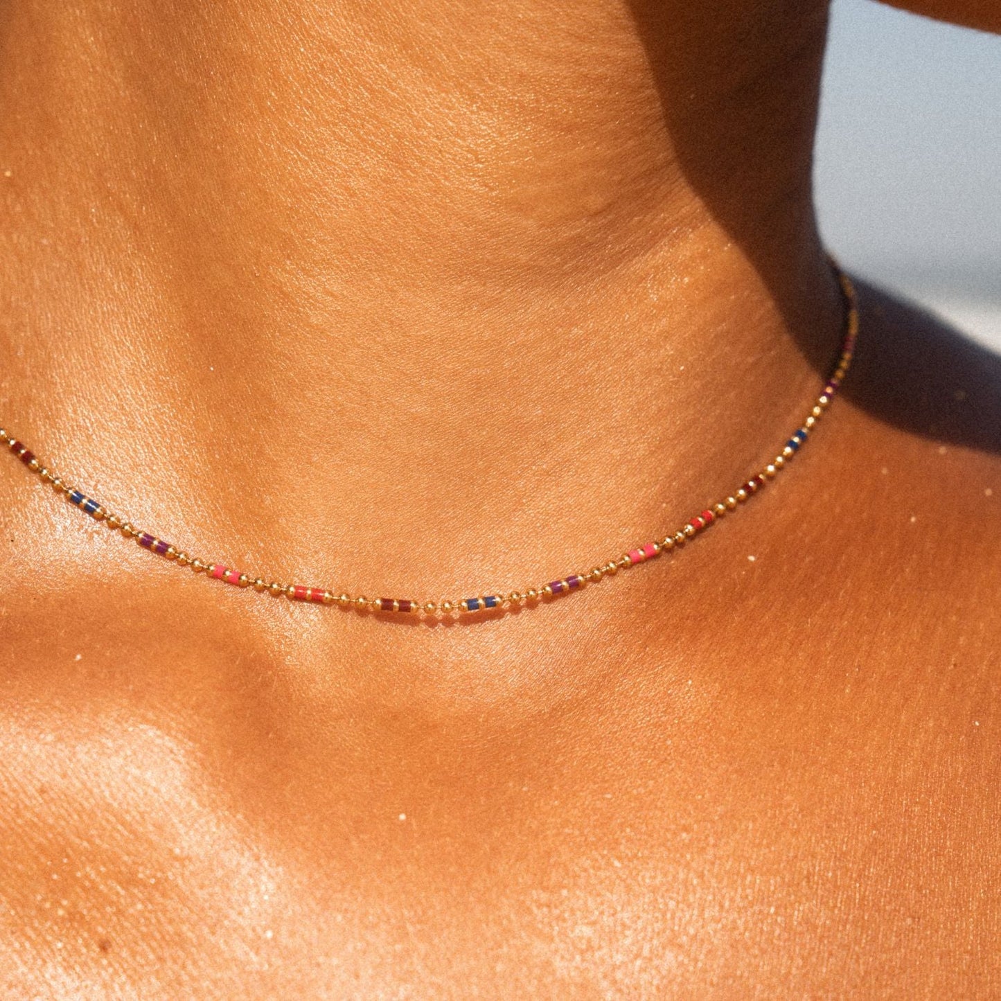 Damen Regenbogen Choker Gold bunte Perlen Halskette wasserfest verstellbar