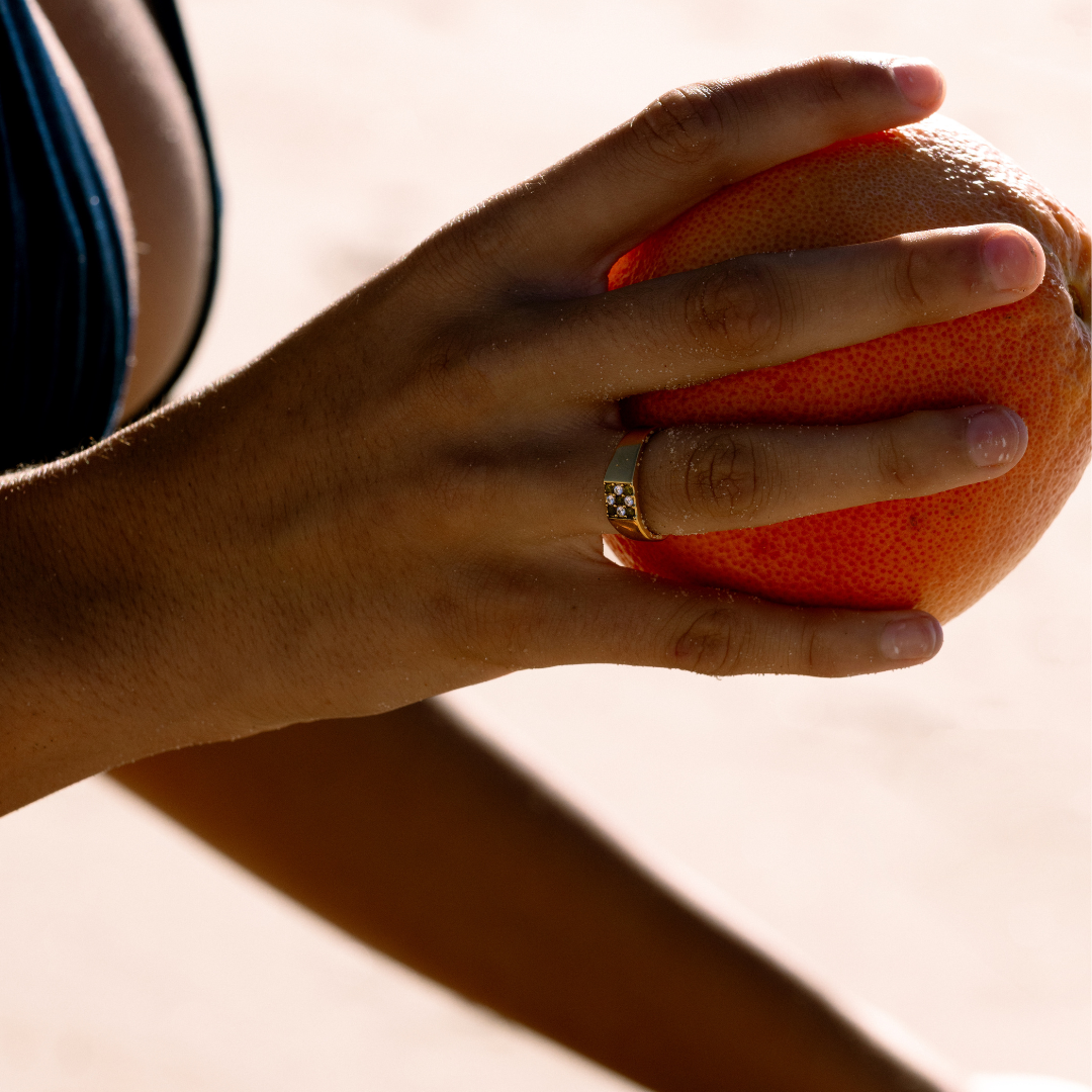 Ring Gold mit grünen und weißen Zirkonsteinen, wasserdicht und hypoallergen