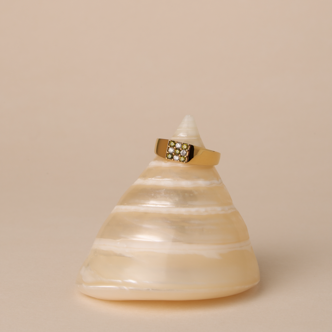 Ring Gold mit grünen und weißen Zirkonsteinen, wasserdicht und hypoallergen