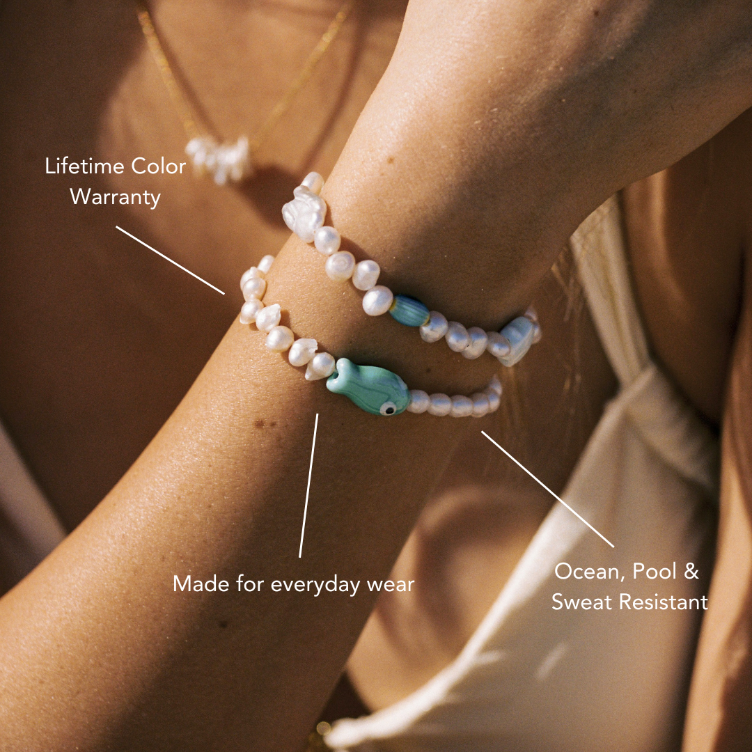 Damen Armband Gold mit Fischanhänger und Süßwasserperlen verstellbar wasserfest hypoallergen