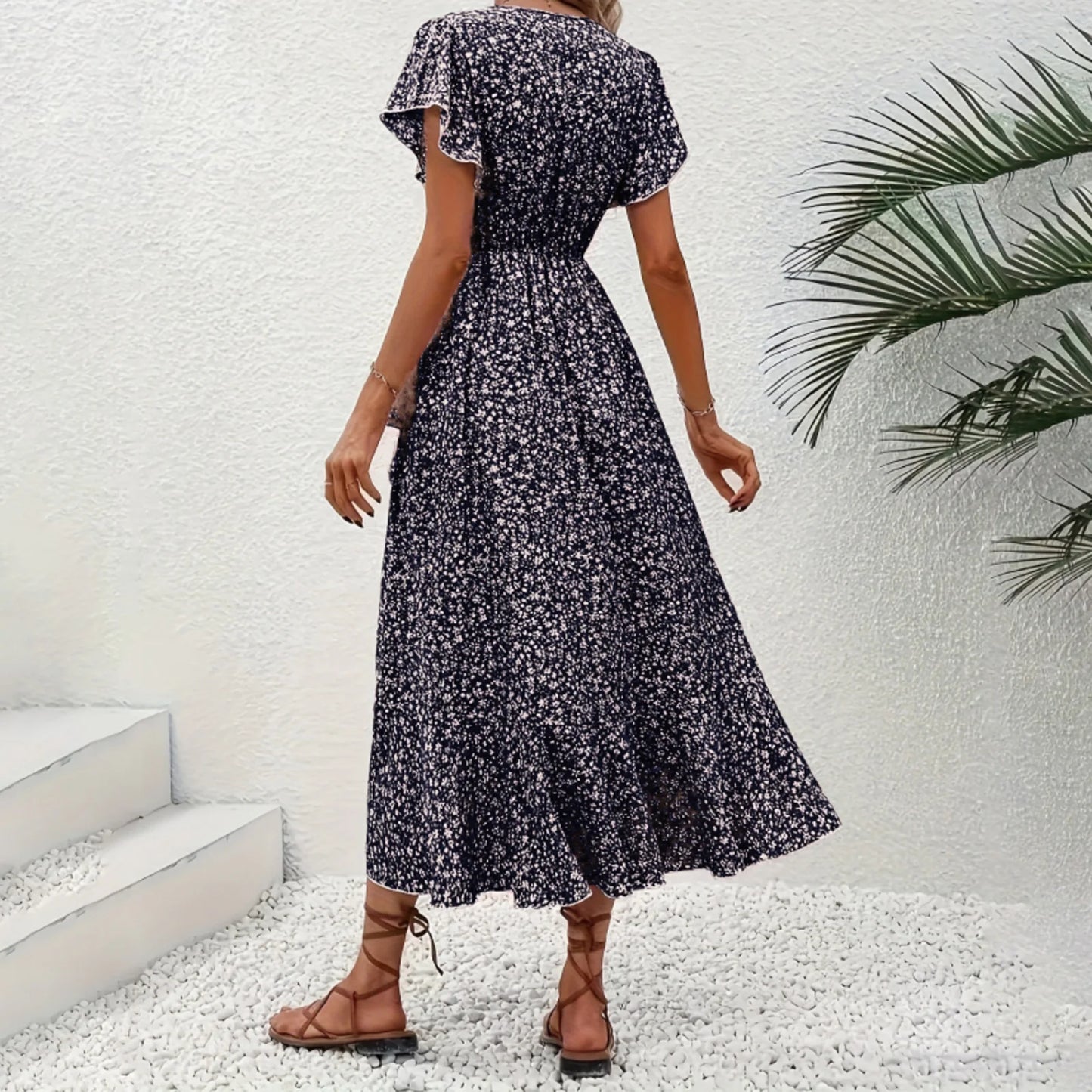 Damen Sommerkleid mit Blumenmuster Wickeloptik V-Ausschnitt kurzen Ärmeln Rüschen und seitlicher Bindung