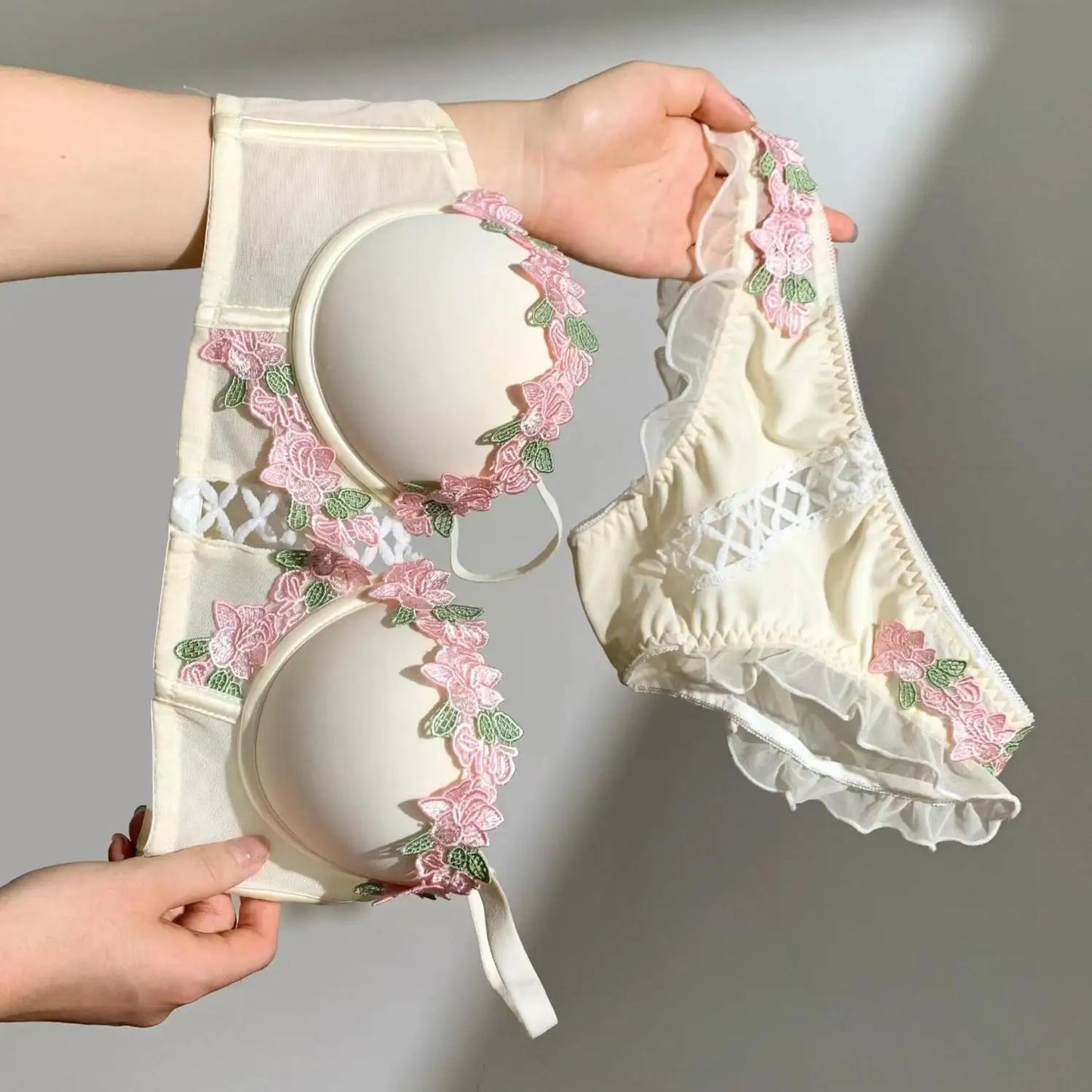 Damen Dessous Set Creme Bügel-BH mit Slip transparente Einsätze florale Details vorgeformte Cups