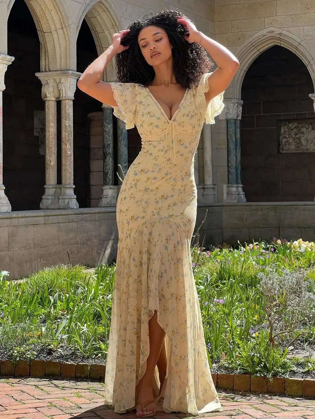 Damen Kleid mit Blumenmuster V-Ausschnitt Flatterärmeln Plisseefalten und betonter Taille