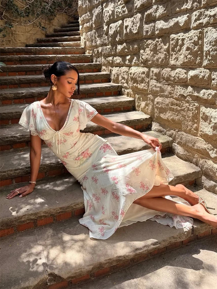 Damen Kleid mit Blumenmuster V-Ausschnitt Flatterärmeln Plisseefalten und betonter Taille