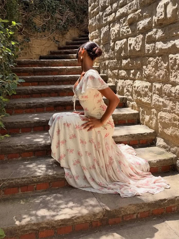 Damen Kleid mit Blumenmuster V-Ausschnitt Flatterärmeln Plisseefalten und betonter Taille