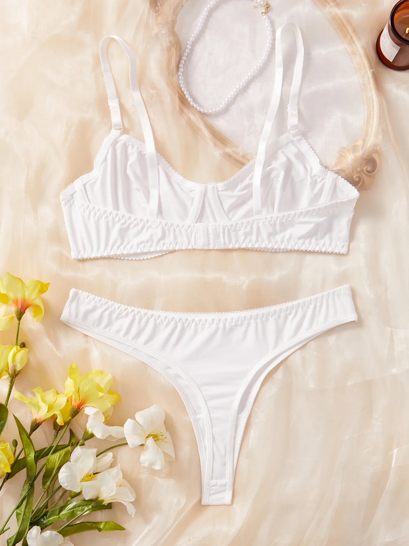 Damen Dessous Set Schwarz mit Bügel-BH und String, geformte Cups, verstellbare Träger