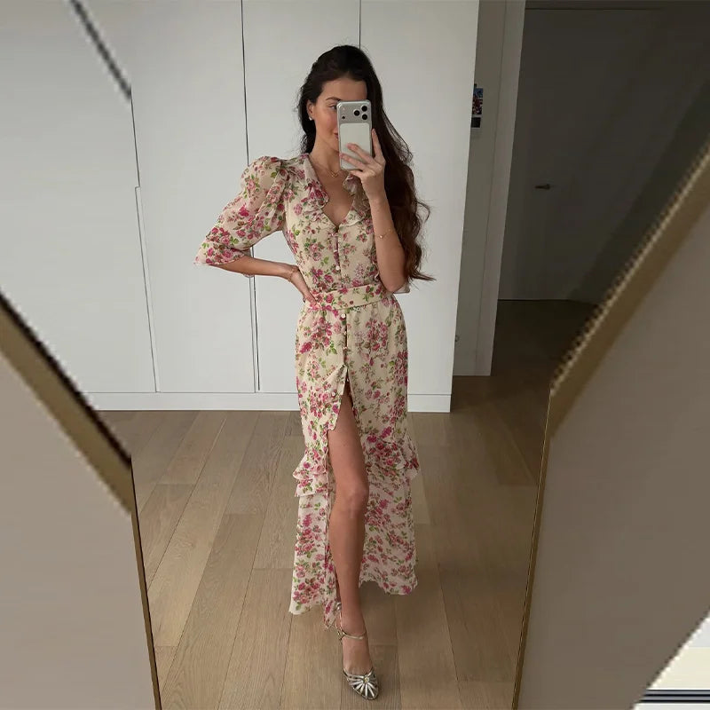 Damen Kleid mit Blumenmuster V-Ausschnitt Flatterärmeln Plisseefalten und betonter Taille