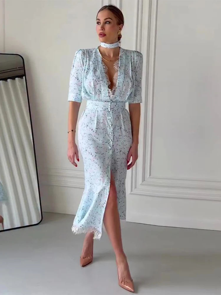 Damen Kleid mit Blumenmuster V-Ausschnitt Flatterärmeln Plisseefalten und betonter Taille