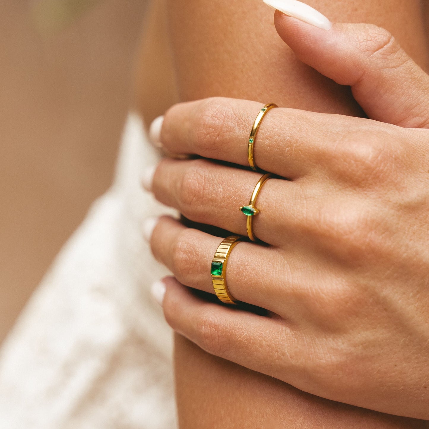 Damen Ring Gold Grün mit Zirkonia Stein, schmaler Edelstahlring wasserdicht