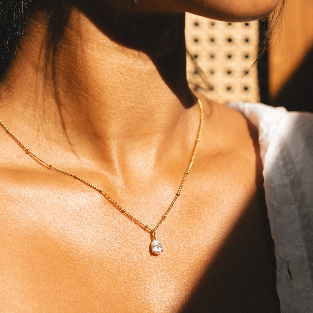Damen Halskette Gold Tropfen Anhänger Weißer Stein wasserdicht hypoallergen