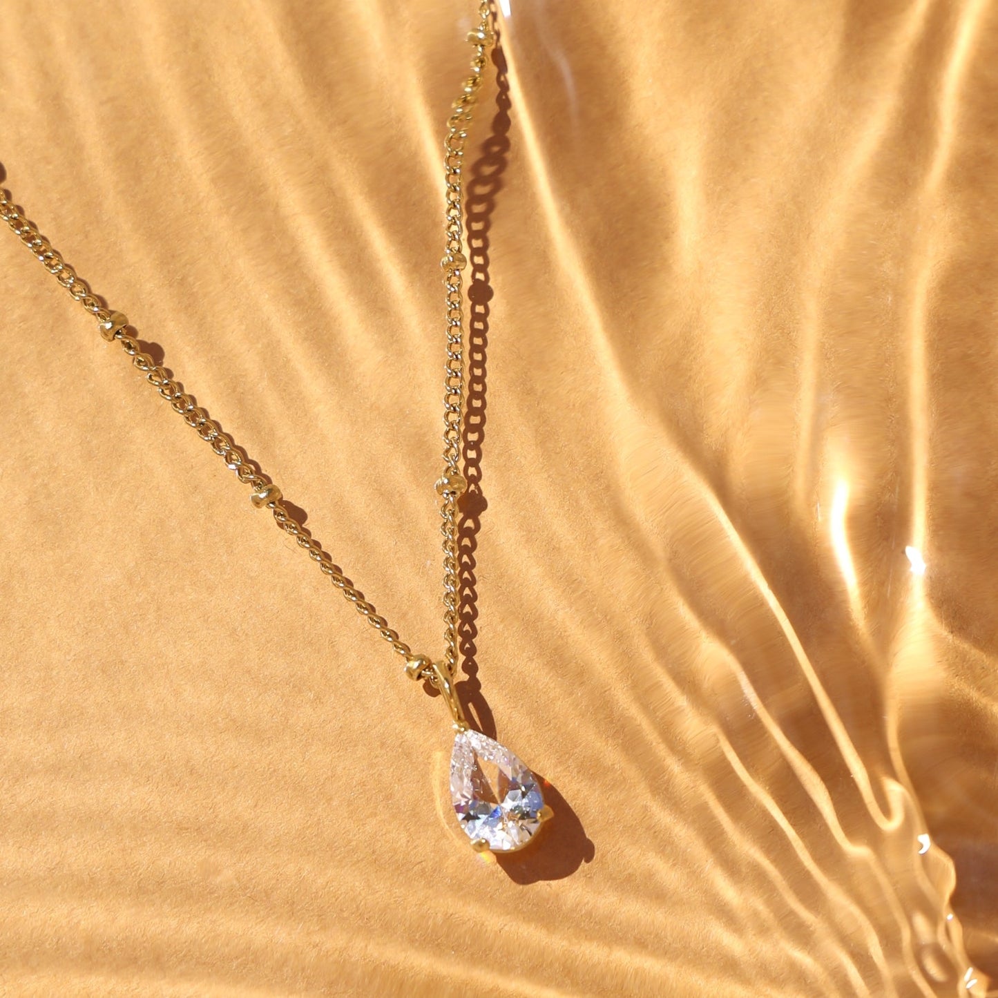 Damen Halskette Gold Tropfen Anhänger Weißer Stein wasserdicht hypoallergen