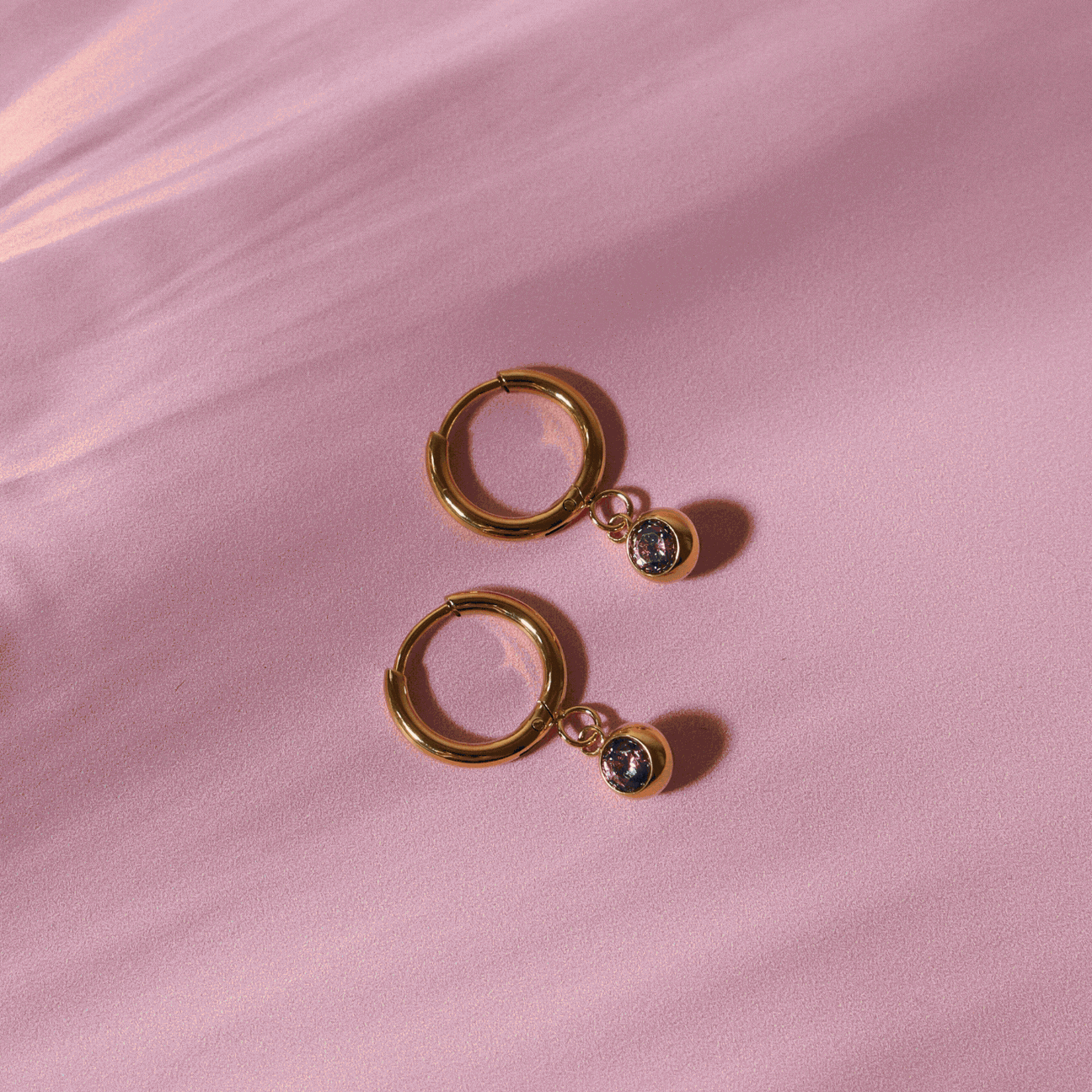 Damen Huggie Creolen Gold Geburtsstein Anhänger Zirkonia wasserdicht hypoallergen