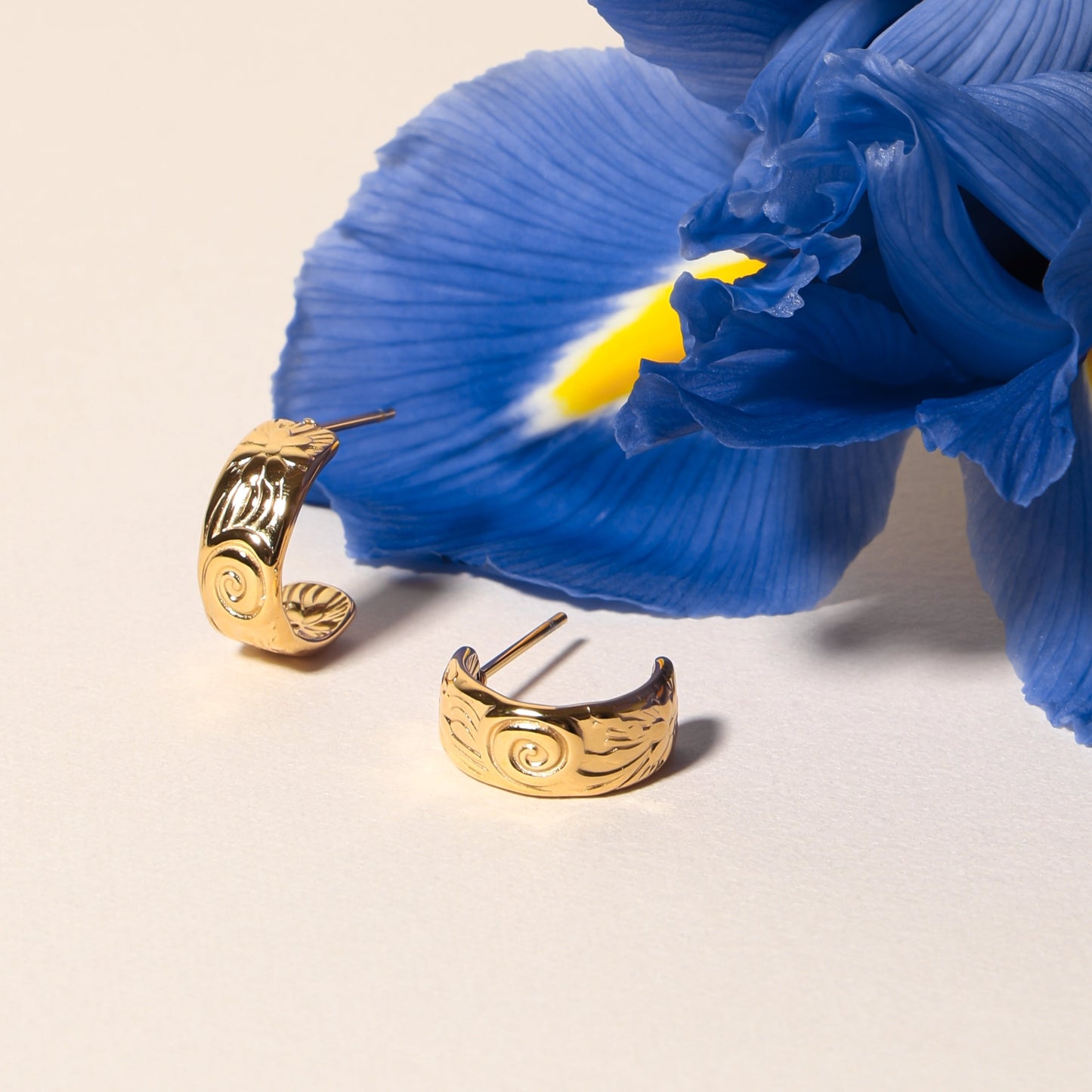 Damen Creolen Gold halb offen floral wasserdicht hypoallergen