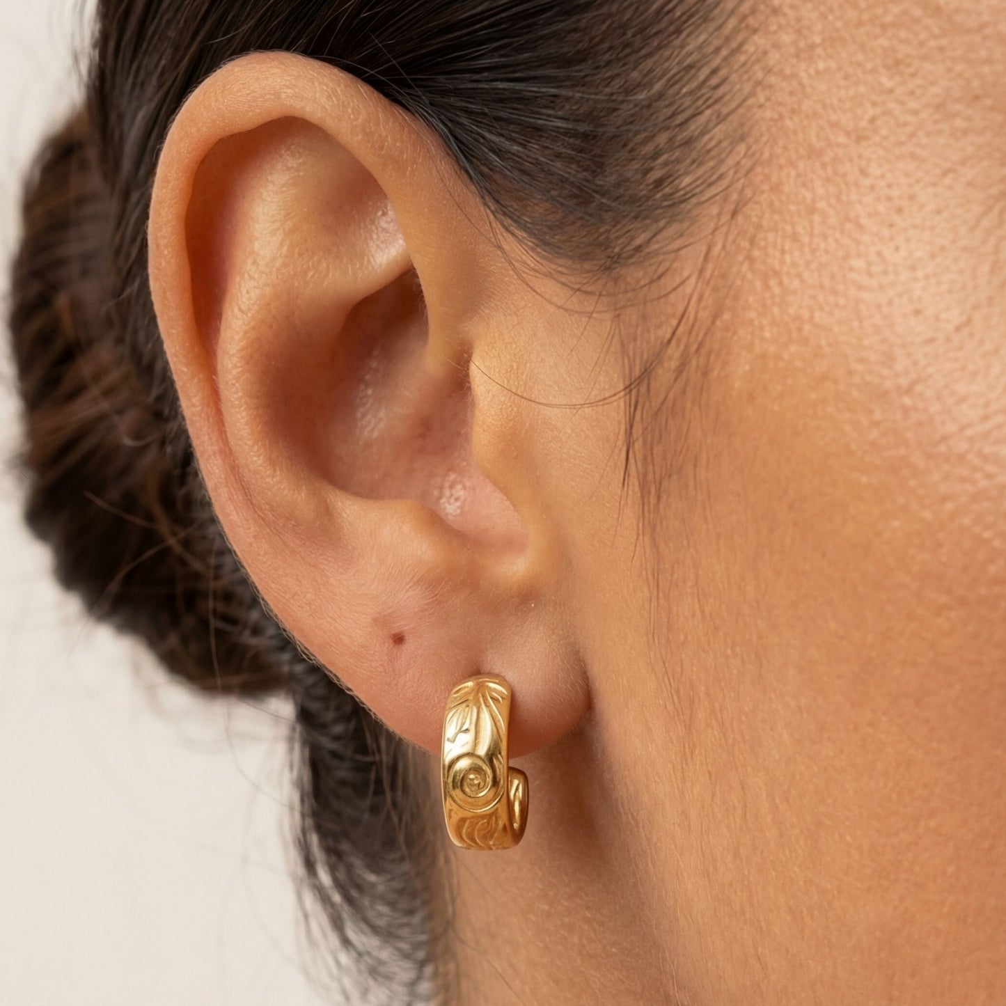 Damen Creolen Gold halb offen floral wasserdicht hypoallergen