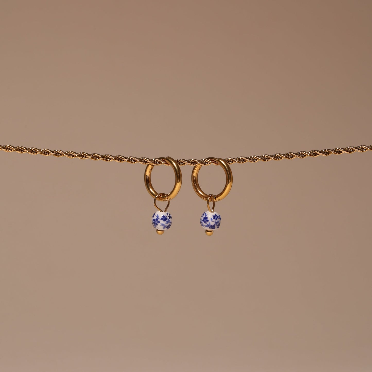 Damen Creolen Gold floral Blumenanhänger wasserdicht hypoallergen