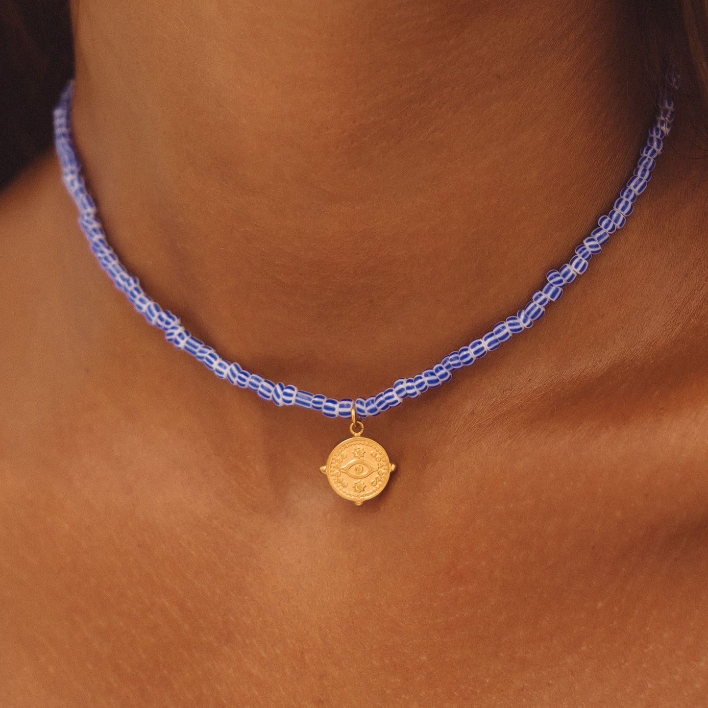 Damen Perlen Choker Blau Weiß Gold mit Rundem Anhänger wasserfest