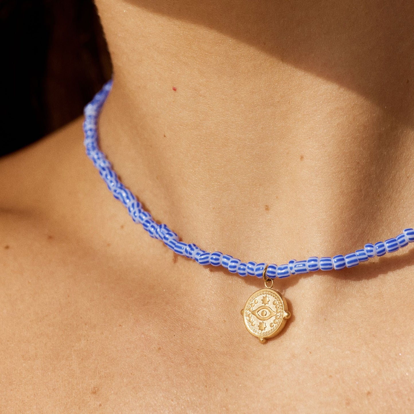 Damen Perlen Choker Blau Weiß Gold mit Rundem Anhänger wasserfest