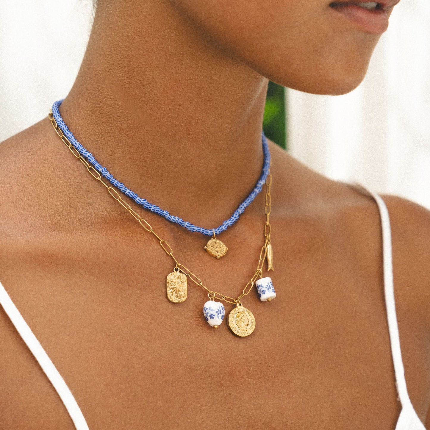 Damen Perlen Choker Blau Weiß Gold mit Rundem Anhänger wasserfest