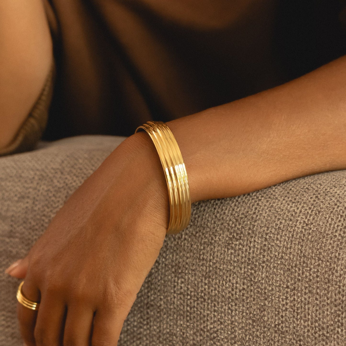 Damen Armreif Gold breit verstellbar wasserfest hypoallergen Edelstahl Skulptur Design