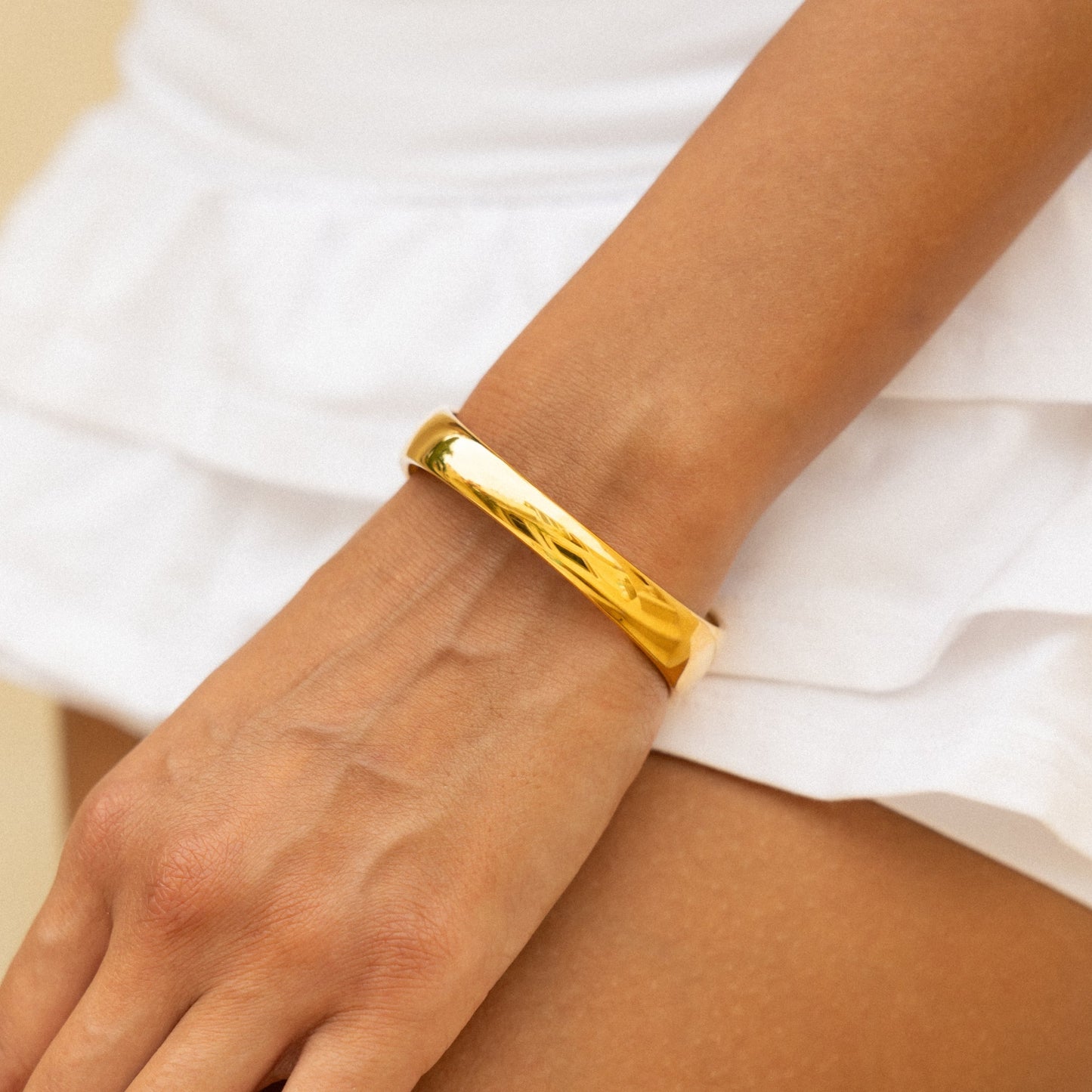 Damen Armreif Gold breit offen wasserfest hypoallergen Edelstahl Statement Design