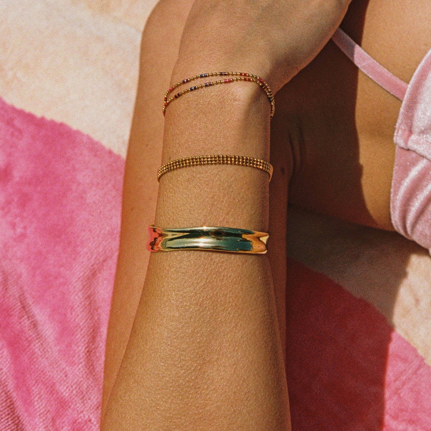 Damen Armreif Gold offen wasserfest hypoallergen Edelstahl Statement Design