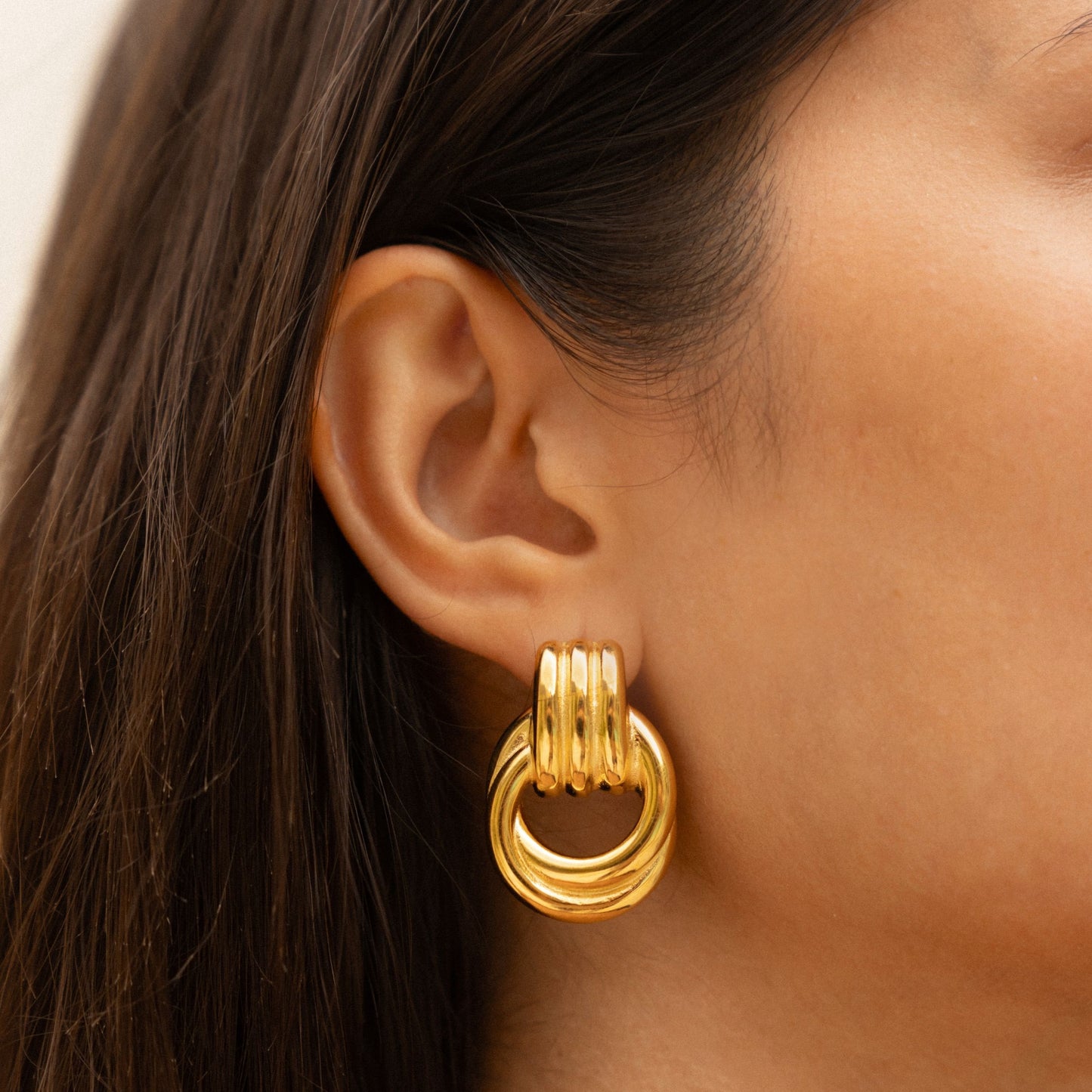 Damen Creolen Gold chunky skulptural wasserdicht hypoallergen