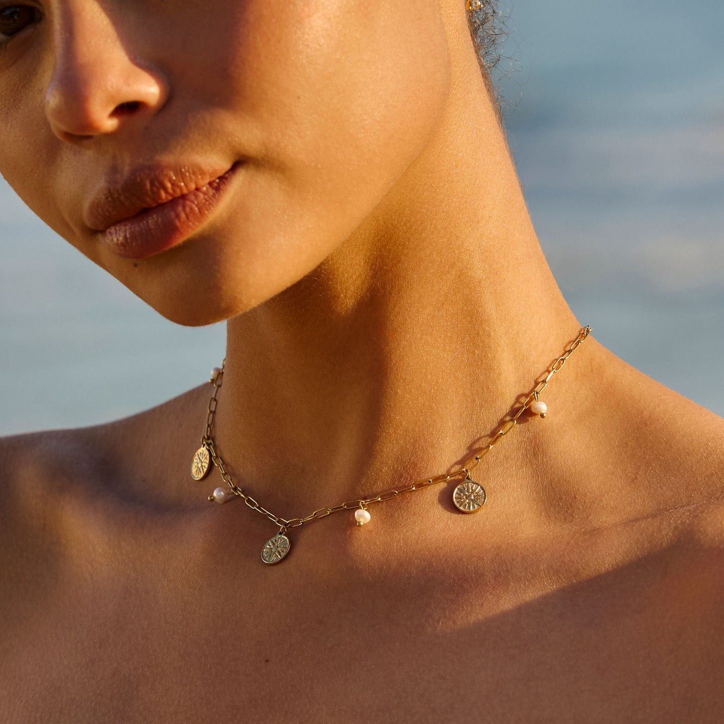 Damen Perlen Choker Gold mit Sonnen Anhängern und Süßwasserperlen wasserfest