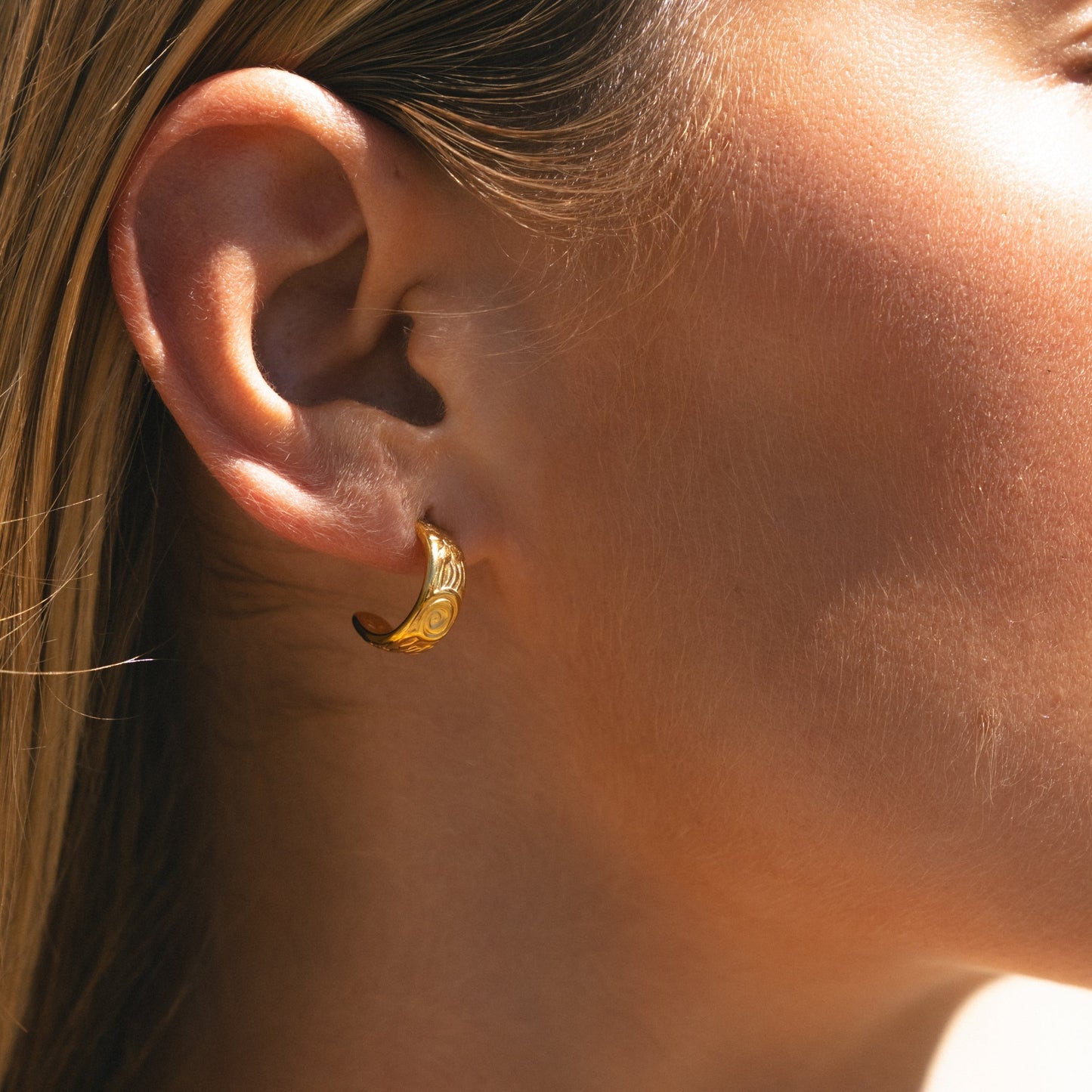 Damen Creolen Gold halb offen floral wasserdicht hypoallergen