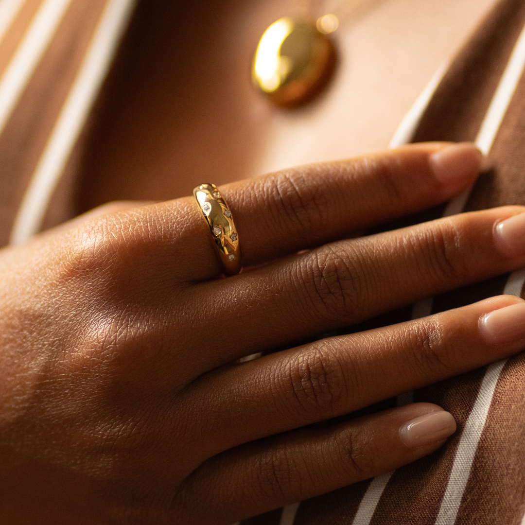 Ring Gold gewölbt mit weißen Stern-Gemsteinen wasserdicht