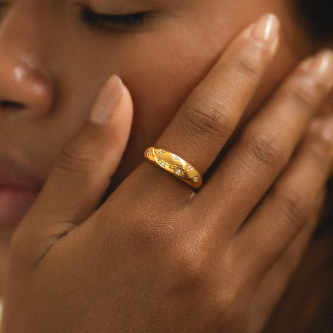 Ring Gold gewölbt mit weißen Stern-Gemsteinen wasserdicht