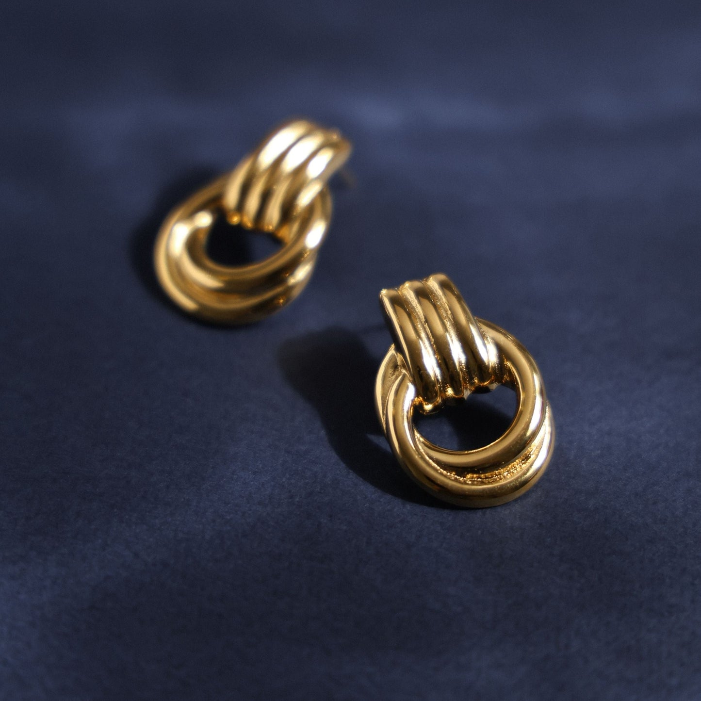 Damen Creolen Gold chunky skulptural wasserdicht hypoallergen