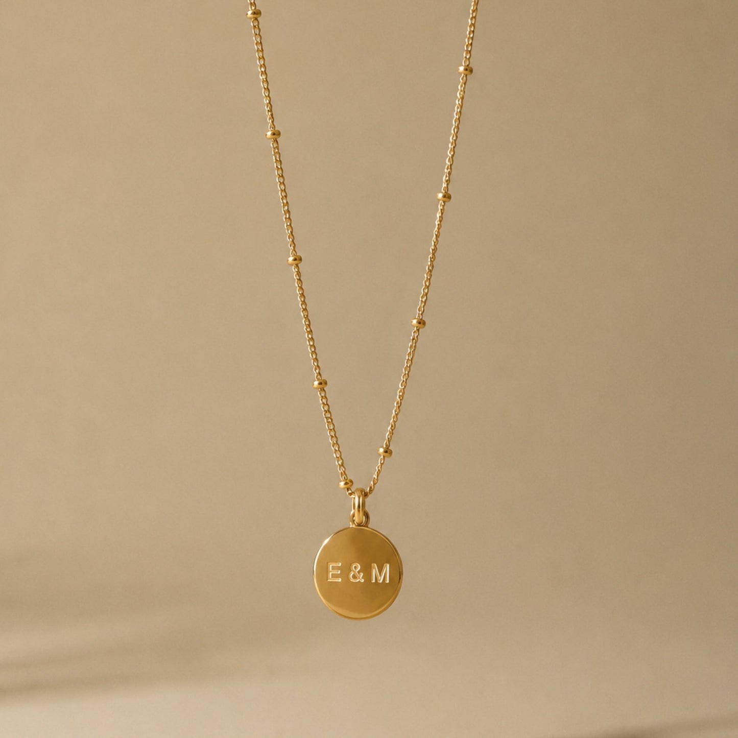 Damen Halskette Gold personalisiert mit Gravur, zarter Medaillon-Anhänger