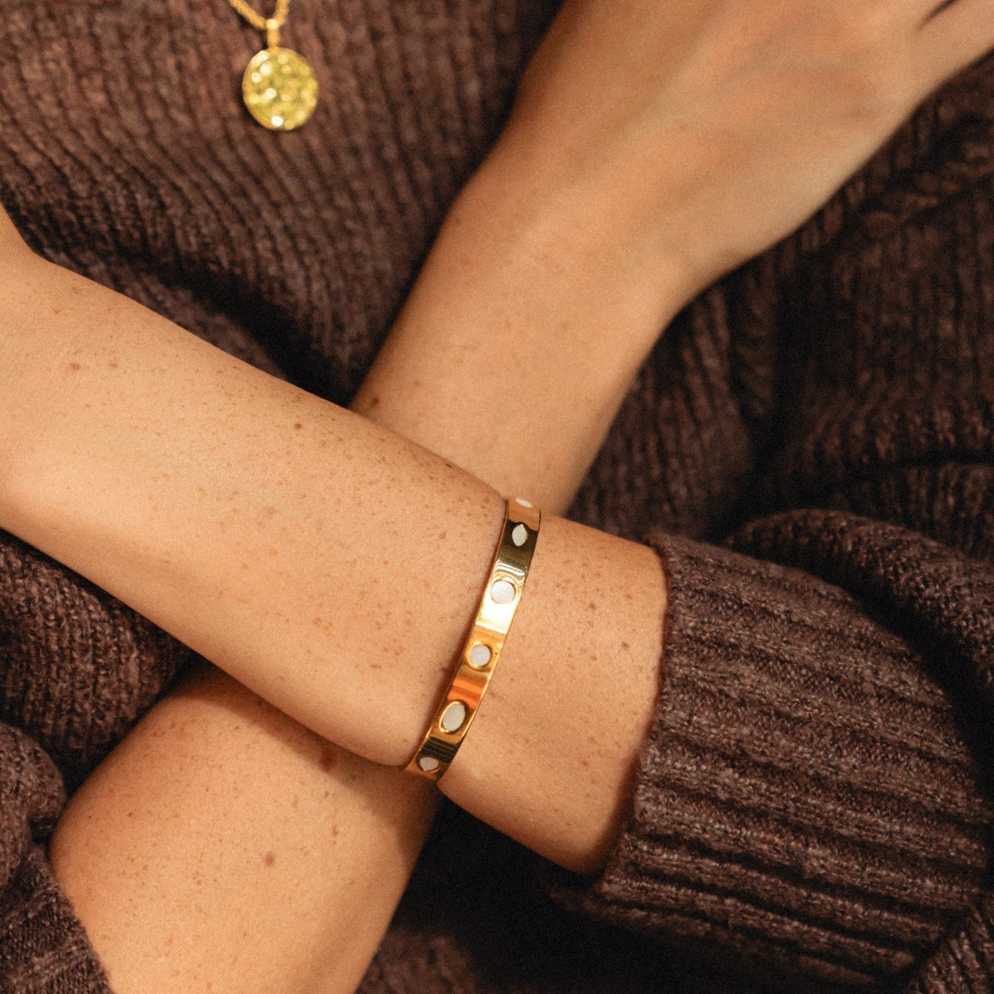 Damen Armreif gold Perlmutt Edelstahl wasserfest hypoallergen