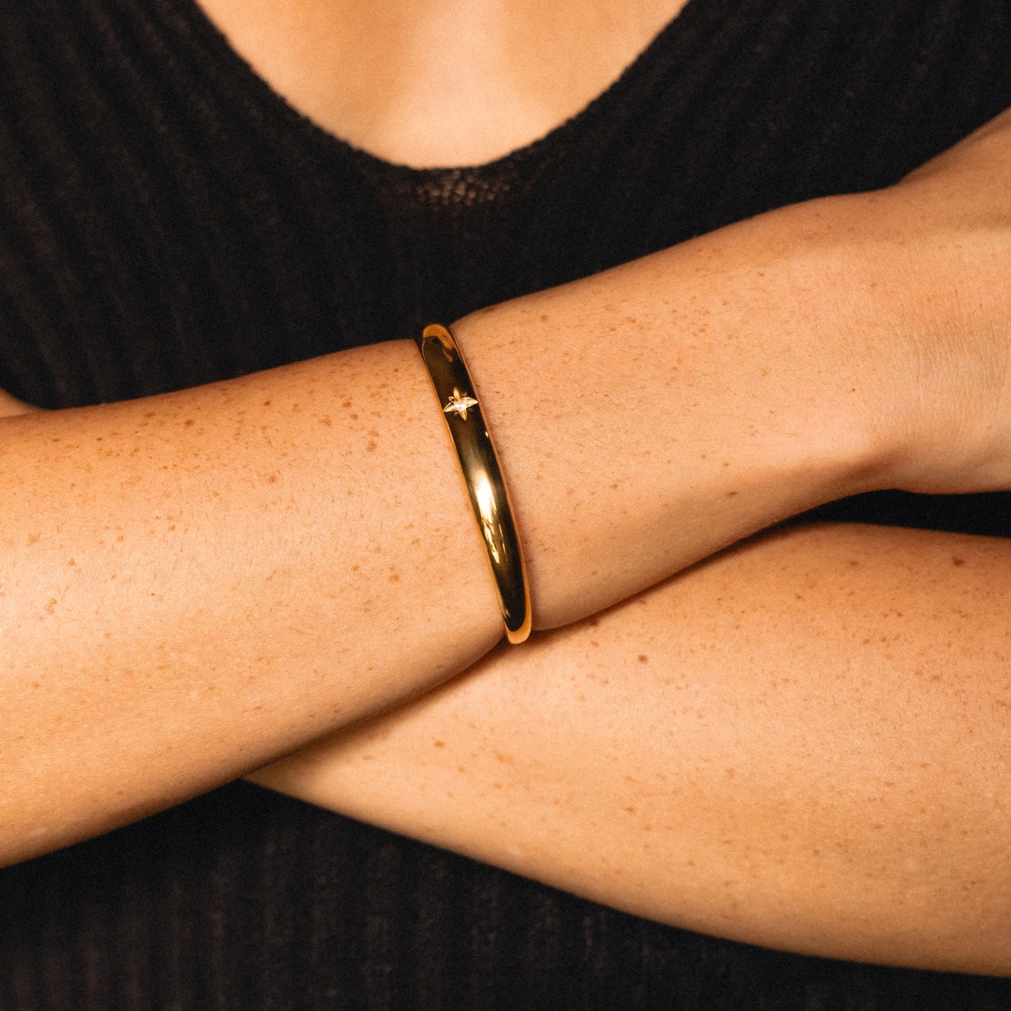 Damen Armreif Gold mit Sternmotiv und Zirkonsteinen wasserfest hypoallergen Edelstahl