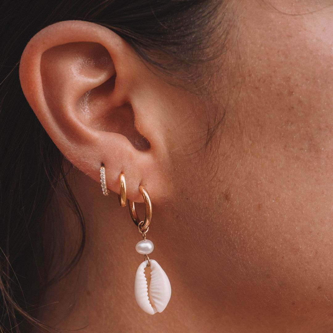 Damen Creolen Gold Cowrie Muschel Süßwasserperle wasserdicht hypoallergen