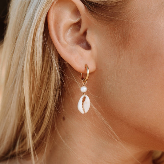 Damen Creolen Gold Cowrie Muschel Süßwasserperle wasserdicht hypoallergen